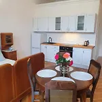 Apartment Prestige Piotrkowska 82 - Wyjatkowy Widok Na Deptak 3*